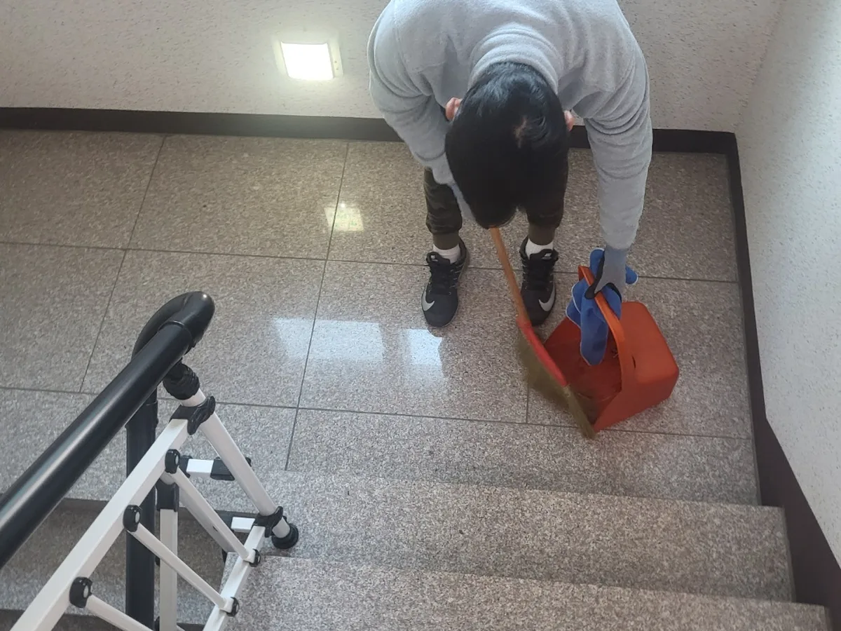 마포구 노고산동 건물 공동현관 장비 주변 정밀 위생청소 사례 - 행진크린