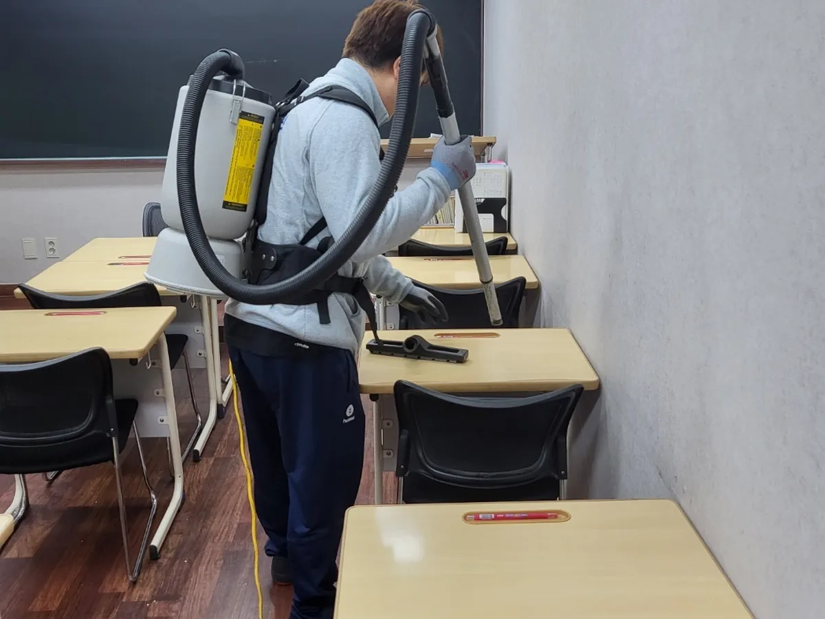 광진구 자양동 학교 현관·중앙홀 바닥 위생청소 사례 - 행진크린